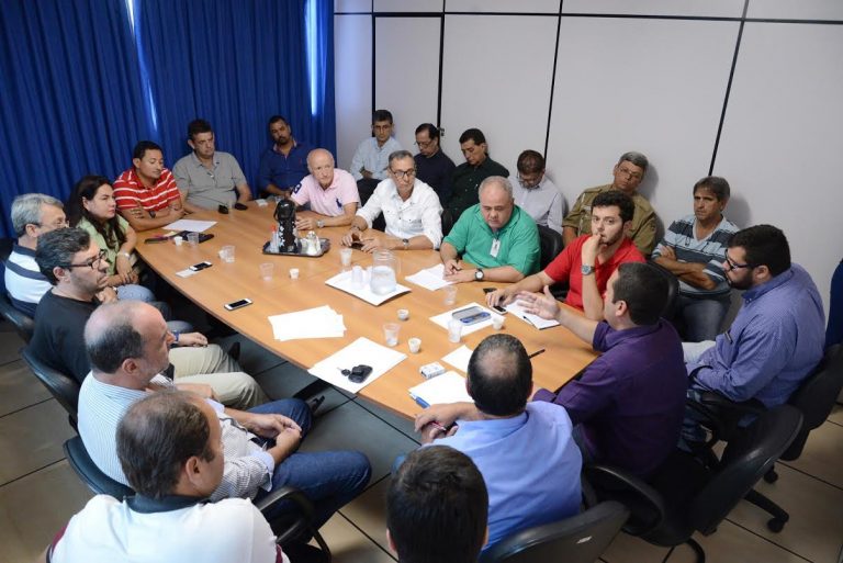 Governo discute melhorias com comerciantes de Alcântara