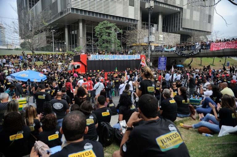 Ato pela refinaria do Comperj reúne seis mil pessoas no Centro do Rio