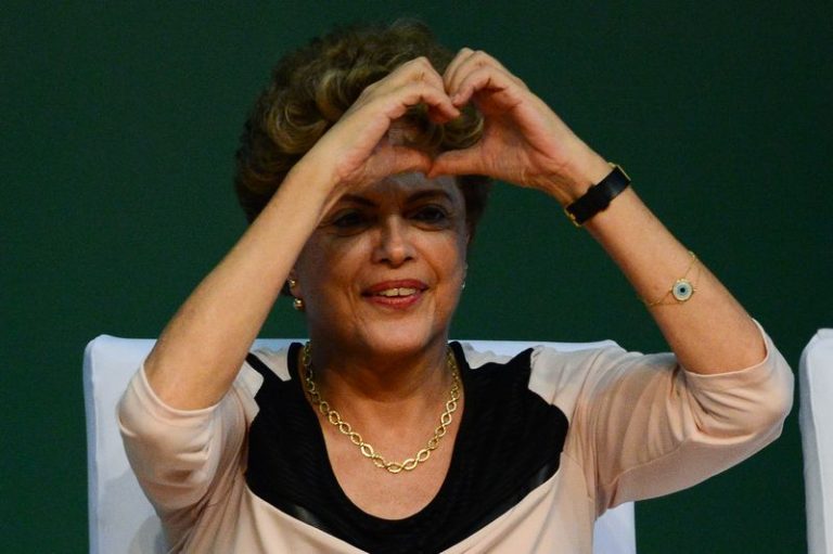 Dilma acusa partidários do impeachment de desejar atalho para a Presidência