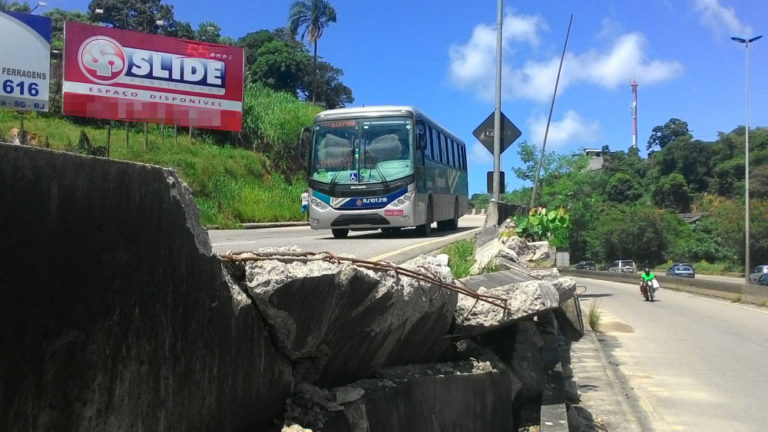 Viaduto de Maria Paula, na RJ 104, oferece riscos para quem está em cima e para quem está embaixo (CCO)