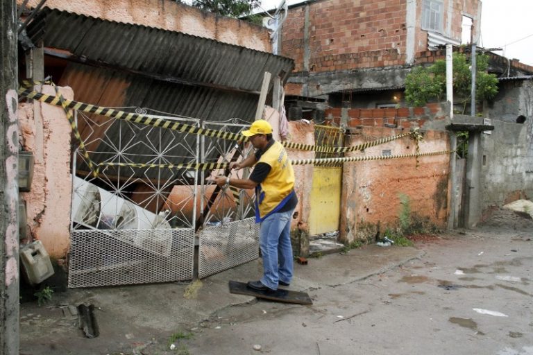 Tecnicos da Defesa Civil visitam bairros afetados pela chuva (4)