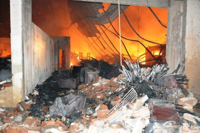 Incendio destruiu  almoxarifado da Prefeitura de Itaboraí (4)