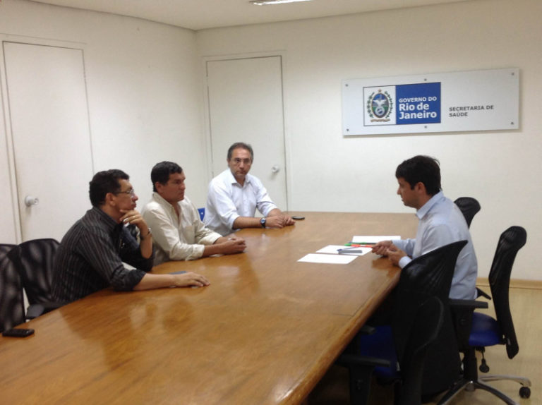 Prefeito Helil Cardozo entre Edilson Francisco e Marcos Gones (E) conversa com o secretário Luiz Antonio (2)