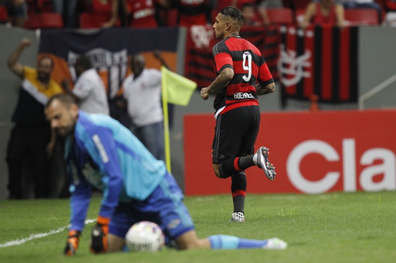 Gui Ruck Flamengo Guerrero marca, Flamengo domina e vence Flu em clássico nervoso ...