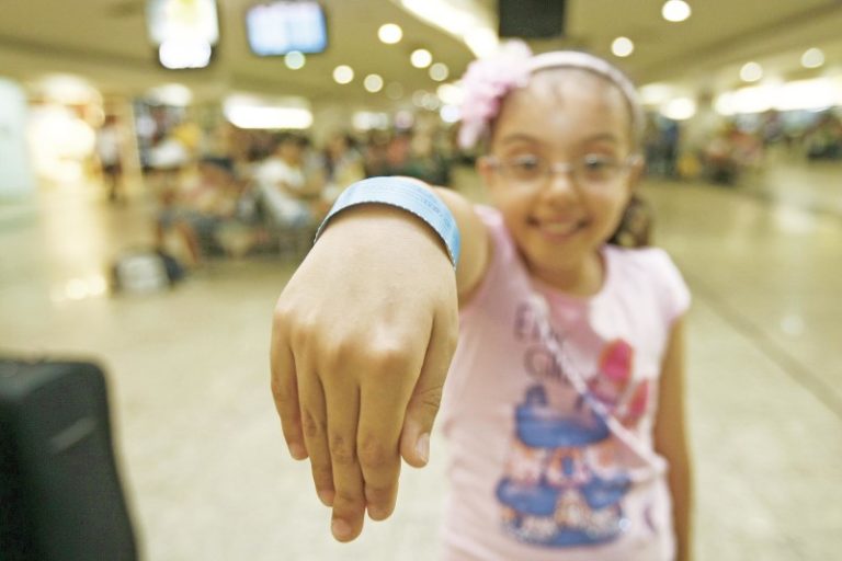 SOS crianças Desaparecidas distribui pulseiras de identificaç