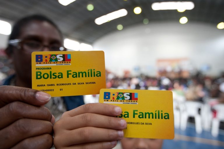 Dilma deve anunciar hoje reajuste do Bolsa Família