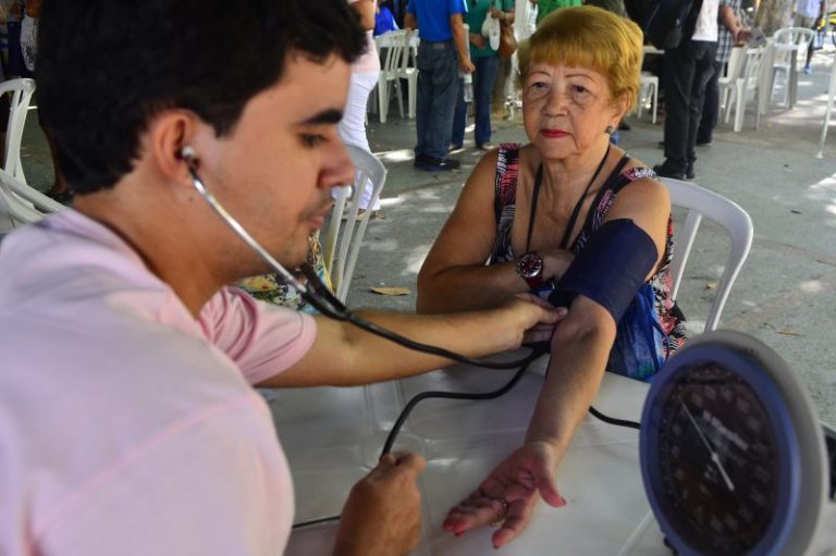 Médicos e advogados dão orientação gratuita a mulheres