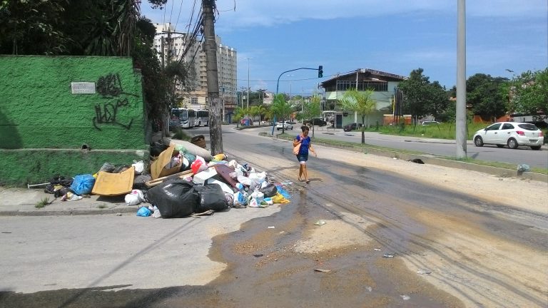 Pedestre caminha pelo meio da rua para desviar de luxo, em Maria Paula