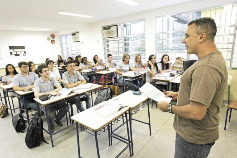 09/03/2015 - Aula na Escola Estadual Chico Anysio.