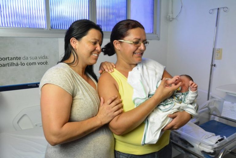Lindinalva dos Santos observa o filho no colo da irmã Luciene dos Santos. que participou do parto graças ao programa Rede Segonha - foto Sandro Giron
