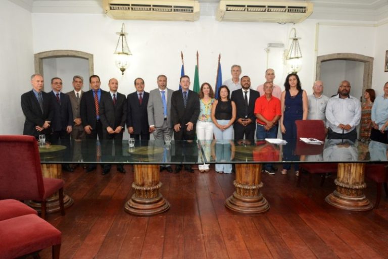 Prefeito Sadinoel, ao centro, junto aos seus secretarios, empossados no segundo dia de Governo - Foto Sandro Giron (1)