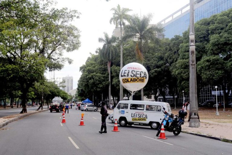 Blitz diurna da Lei Seca, na praia do Flamengo