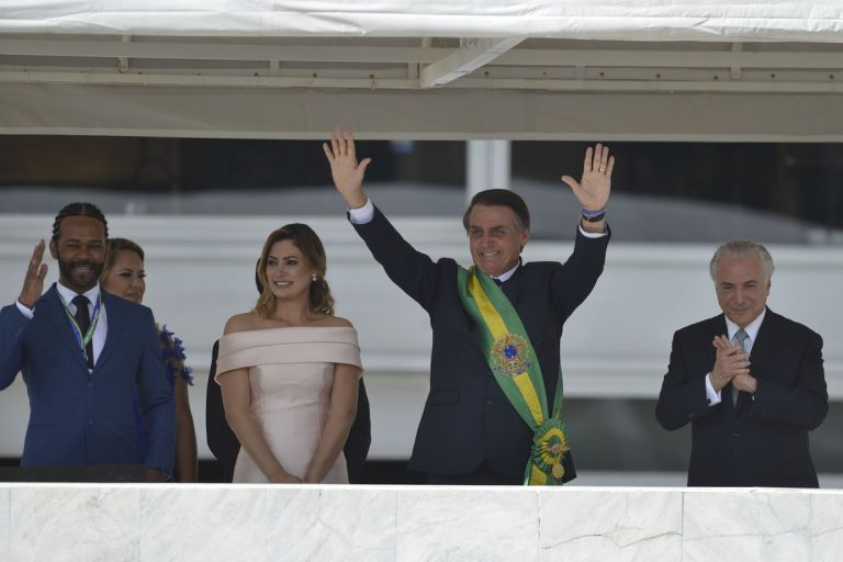 Presidente Jair Bolsonaro saúda o povo depois de receber a faixa presidencial.