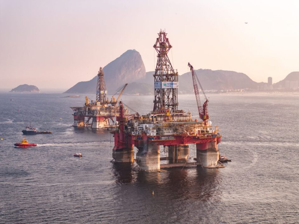 plataformas-de-petroleo-fundeadas-no-porto-do-rio-imagens-Nobrudrone-4