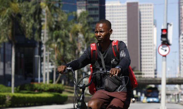 Trabalhadores no Centro do Rio de Janeiro em dia de calor