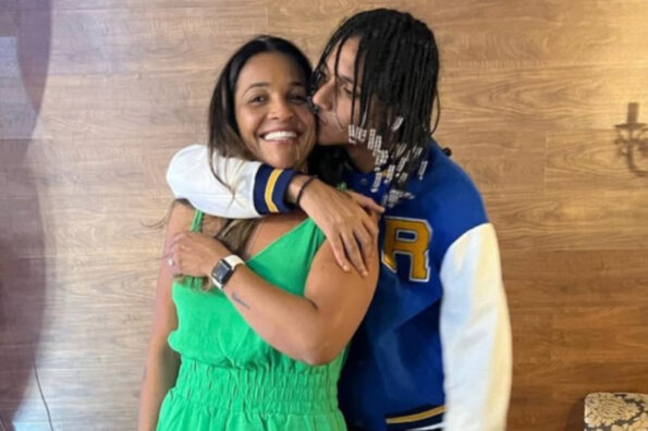 O rapper Oruam abraça e beija a mãe, Márcia Gama Nepomuceno