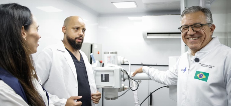 Carreta de cardiologia do programa Agora Tem Especialistas instalada no bairro da Penha, Zona Norte do Rio