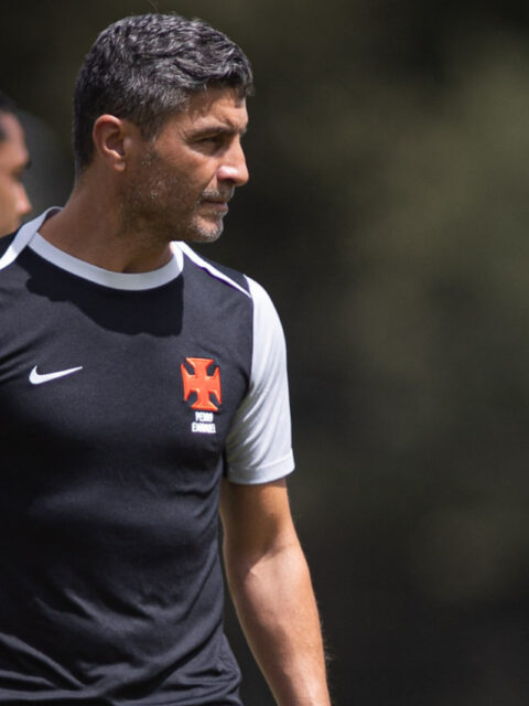 O técnico Pedro Emanuel observa treino do Vasco antes do jogo contra o Boca Juniors