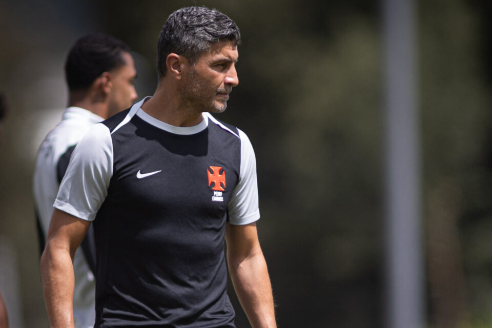O técnico Pedro Emanuel observa treino do Vasco antes do jogo contra o Boca Juniors