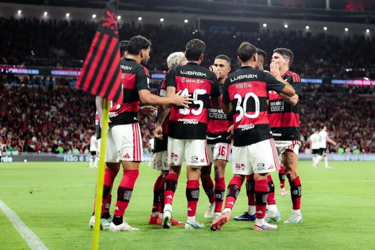 Jogadores do Flamengo em campo na vitória sobre o Atlético-MG, no Maracanã, pelo Brasileirão