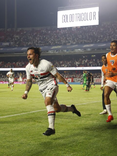 Artur, do São Paulo, comemora o gol da vitória sobre o Vasco no Morumbis