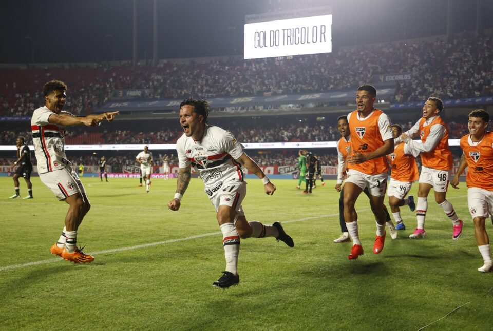 Artur, do São Paulo, comemora o gol da vitória sobre o Vasco no Morumbis
