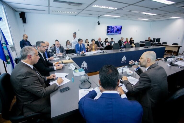 Deputados reunidos na Comissão de Constituição e Justiça da Alerj durante votação do projeto que classifica CV e PCC como organizações terroristas