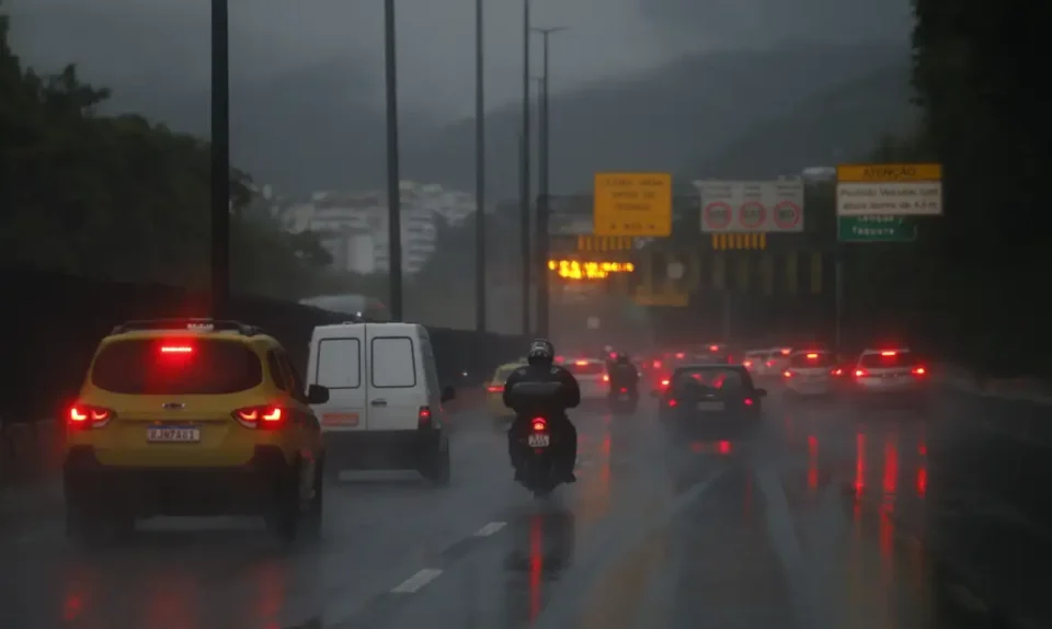 Carros trafegam sob chuva forte na Linha Amarela, no Rio de Janeiro