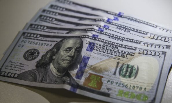 Notas de dólar, ilustrando a disparada da moeda americana após o resultado do segundo turno das eleições