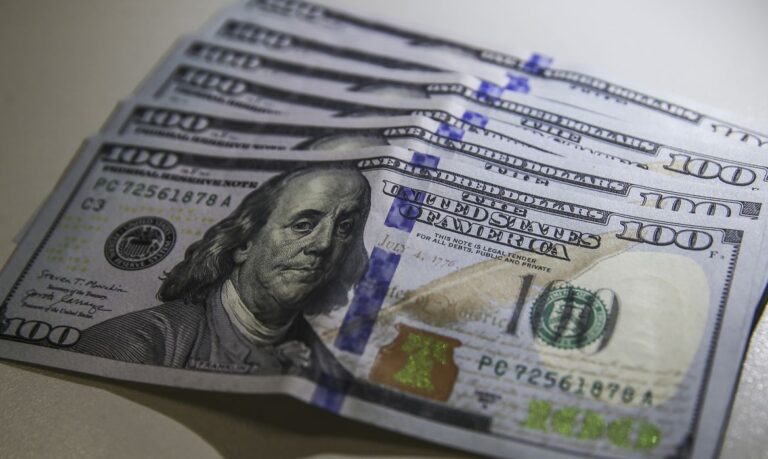 Notas de dólar, ilustrando a disparada da moeda americana após o resultado do segundo turno das eleições