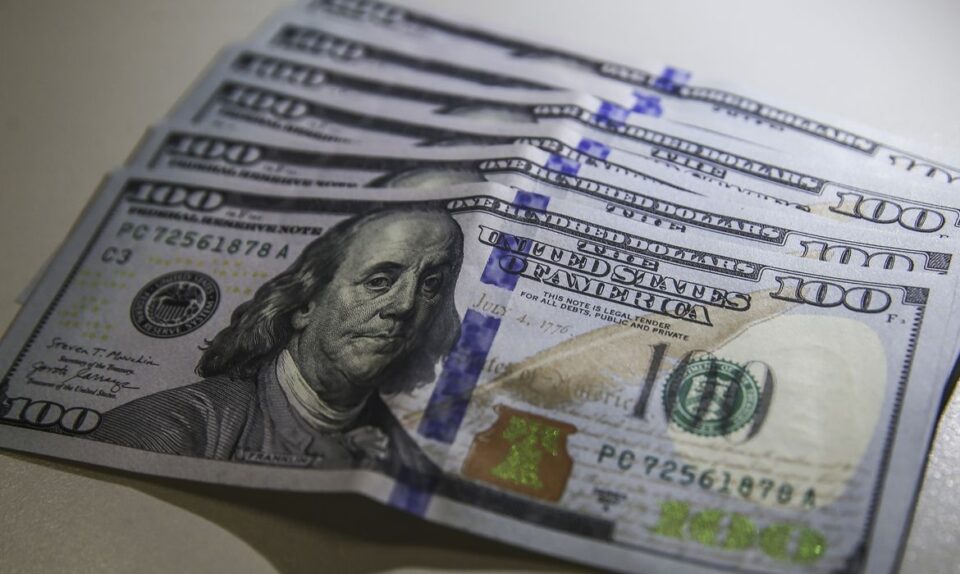 Notas de dólar, ilustrando a disparada da moeda americana após o resultado do segundo turno das eleições