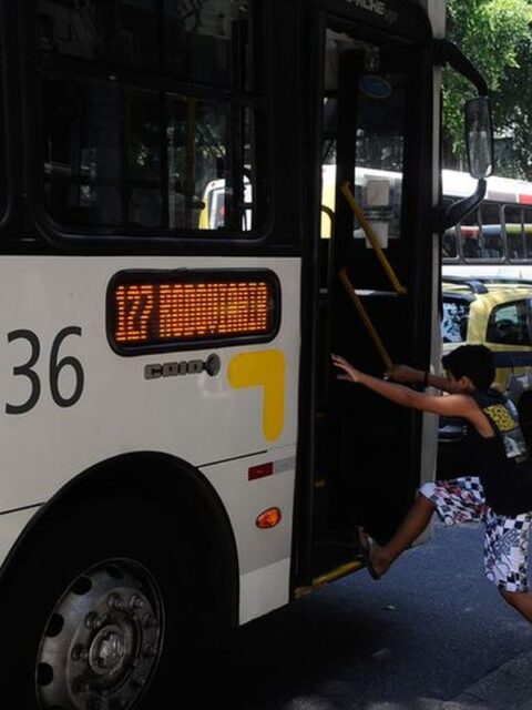 Ônibus circulando no Rio de Janeiro; transporte será gratuito no domingo de eleição