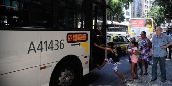 Ônibus circulando no Rio de Janeiro; transporte será gratuito no domingo de eleição