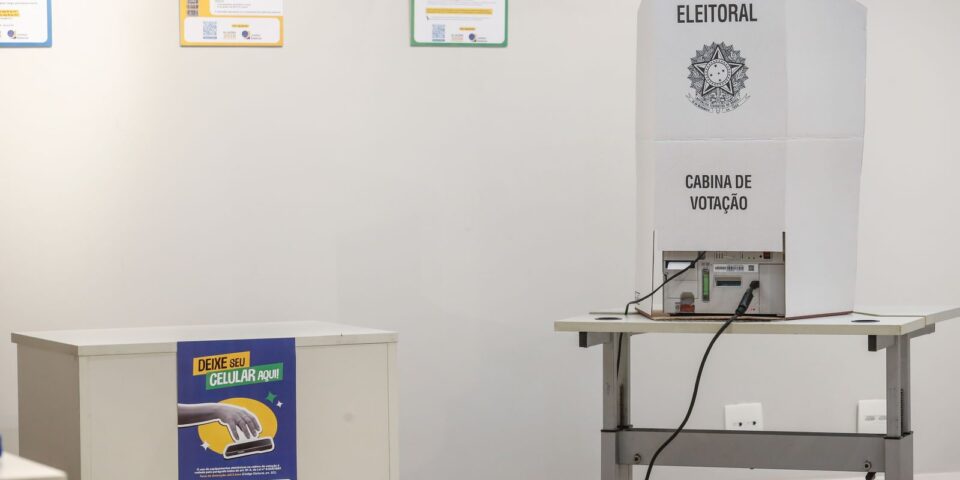 Eleitor diante de urna eletrônica durante demonstração do processo de votação