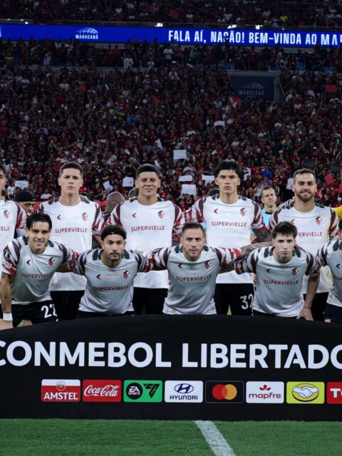 Jogadores do Estudiantes comemoram a classificação à final da Libertadores após eliminar o Flamengo nos pênaltis no Maracanã