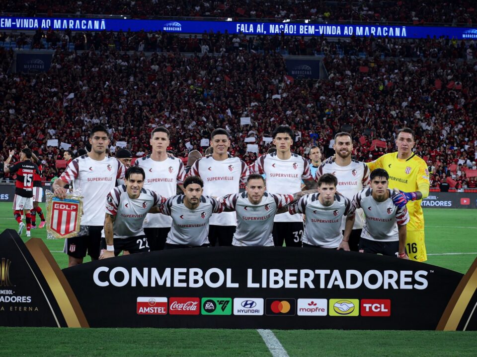 Jogadores do Estudiantes comemoram a classificação à final da Libertadores após eliminar o Flamengo nos pênaltis no Maracanã