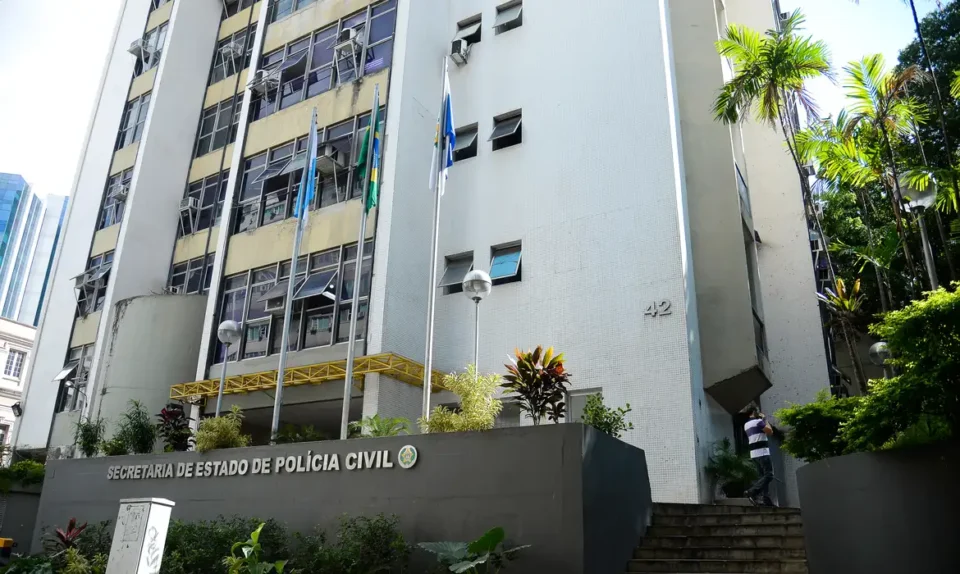 Fachada da sede da Secretaria de Estado de Polícia Civil, no Centro do Rio de Janeiro