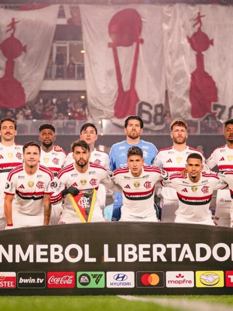 Lance do jogo de ida entre Estudiantes e Flamengo, em La Plata, pela semifinal da Libertadores