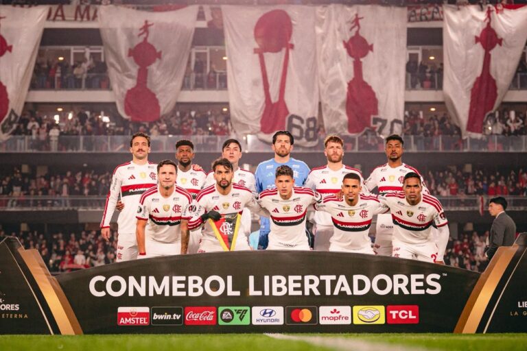 Lance do jogo de ida entre Estudiantes e Flamengo, em La Plata, pela semifinal da Libertadores