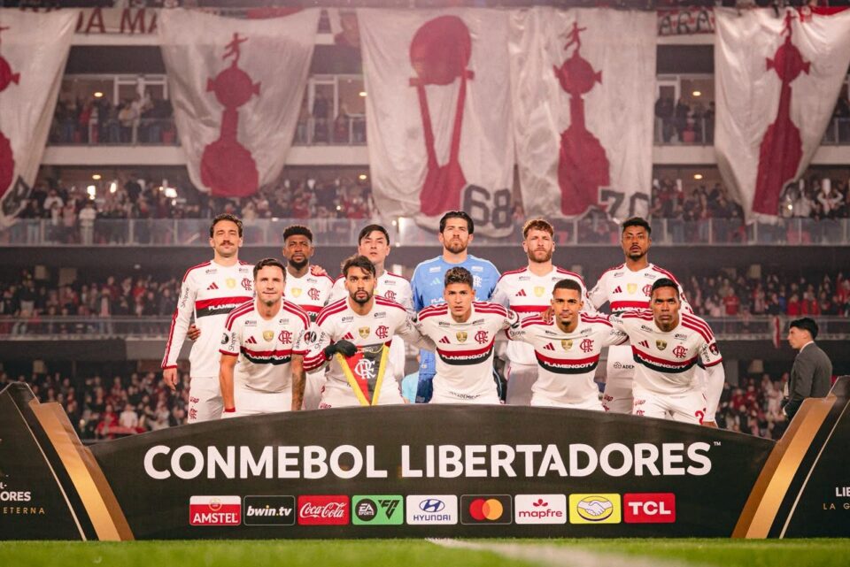 Lance do jogo de ida entre Estudiantes e Flamengo, em La Plata, pela semifinal da Libertadores