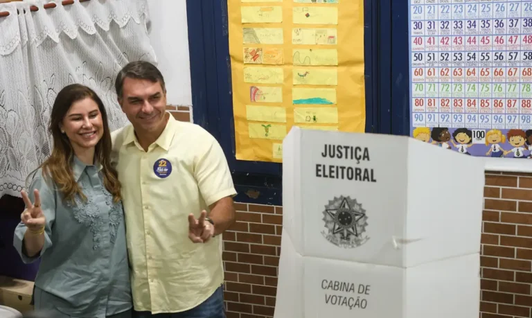 Flávio Bolsonaro chega para votar em escola de Vila Isabel, na Zona Norte do Rio, no segundo turno da eleição presidencial de 2026