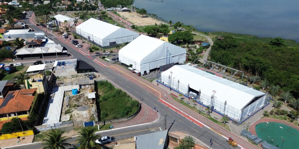 Vista aérea das tendas da Festa Literária Internacional de Maricá (FLIM) na orla do Parque Nanci, em Maricá (RJ)