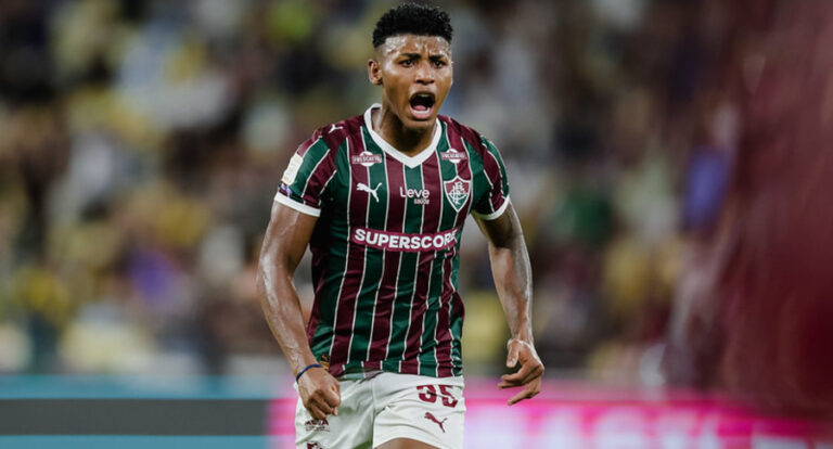 Jogadores do Fluminense em campo no Maracanã durante a vitória por 2 a 1 sobre o Internacional, pelo Brasileirão