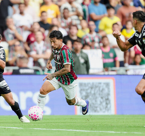 Jogadores do Fluminense em campo no Maracanã durante a partida contra o Santos pelo Brasileirão