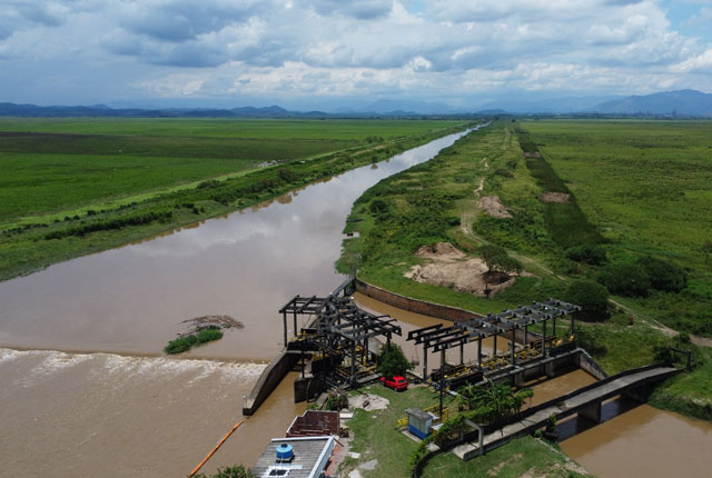 Vista aérea do Canal de Imunana e das comportas de captação do Sistema Imunana-Laranjal, cercados por áreas verdes