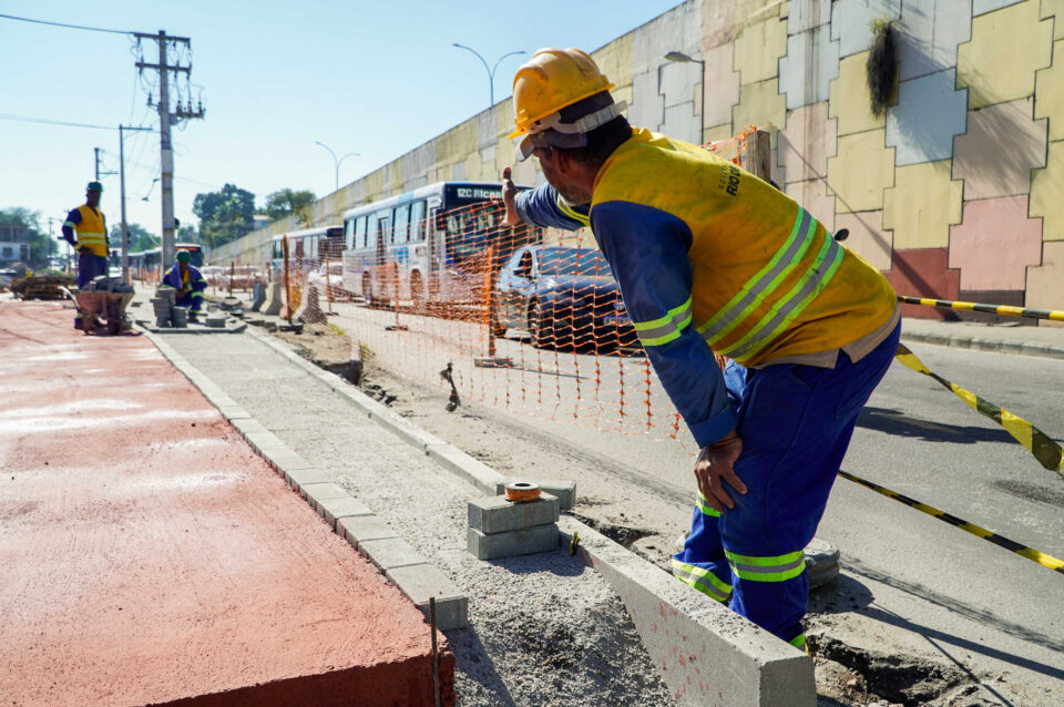 Obras do trecho 6 do MUVI na Rua Adelaide Lima, no Jardim Catarina, em São Gonçalo