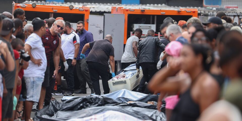 Moradores da Penha levam corpos à Praça São Lucas após a Operação Contenção, em 28 de outubro de 2025