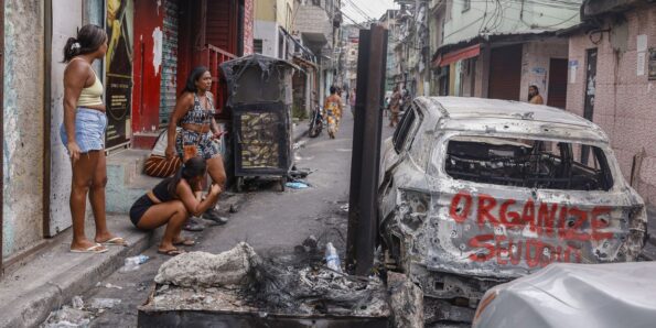 Moradores da Vila da Penha, no Rio, protestam durante a Operação Contenção, em 29 de outubro de 2025
