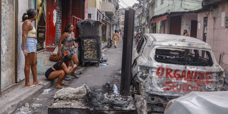 Moradores da Vila da Penha, no Rio, protestam durante a Operação Contenção, em 29 de outubro de 2025