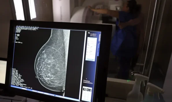 Mulher realiza exame de mamografia durante campanha Outubro Rosa